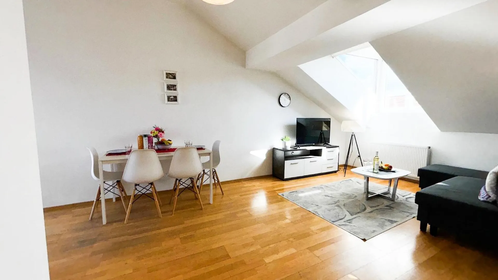 Sonniges Apartment Mit Terrasse, 15Min Ins Zentrum Vienna 0*,  Austria
